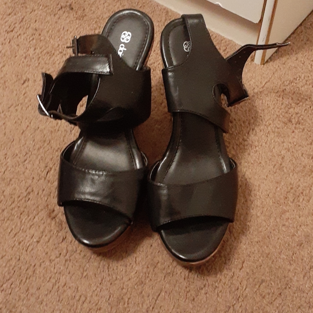 A black pair of daisy Fuentes heels